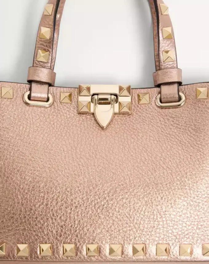 Geantă de cumpărături Rockstud Mini din piele de vițel laminată cu textură granulată Geantă de cumpărături Rockstud Mini din piele de vițel laminată cu textură granulată