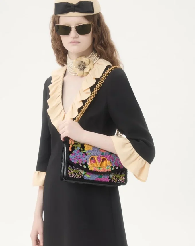 Geantă de umăr brodată Valentino Garavani Vain Geantă de umăr brodată Valentino Garavani Vain