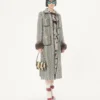 Geantă de umăr mică Valentino Garavani DeVain din rafie cu model ondulat Geantă de umăr mică Valentino Garavani DeVain din rafie cu model ondulat