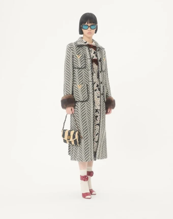 Geantă de umăr mică Valentino Garavani DeVain din rafie cu model ondulat Geantă de umăr mică Valentino Garavani DeVain din rafie cu model ondulat