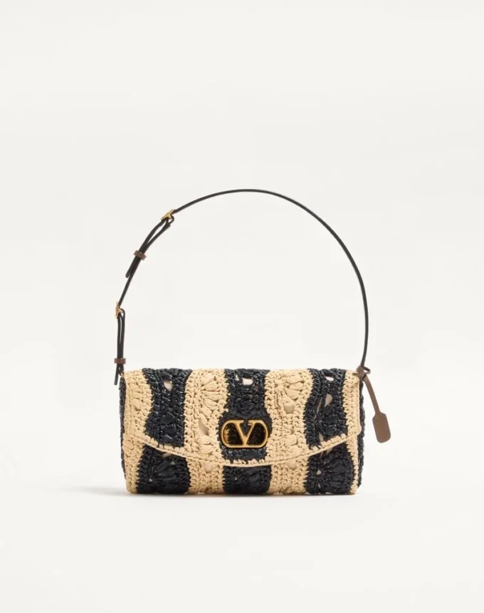 Geantă de umăr mică Valentino Garavani DeVain din rafie cu model ondulat Geantă de umăr mică Valentino Garavani DeVain din rafie cu model ondulat