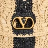 Geantă de umăr mică Valentino Garavani DeVain din rafie cu model ondulat Geantă de umăr mică Valentino Garavani DeVain din rafie cu model ondulat
