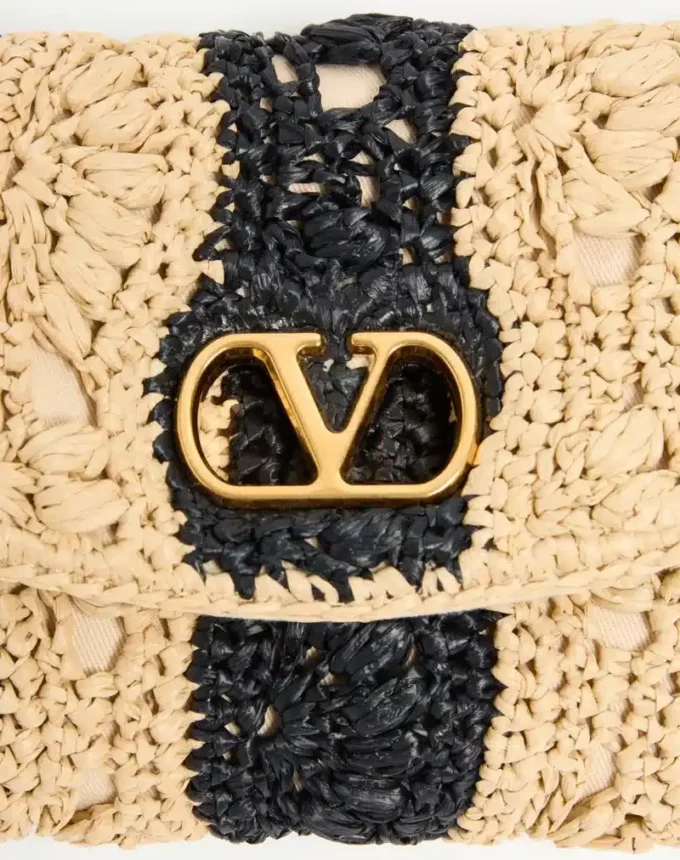 Geantă de umăr mică Valentino Garavani DeVain din rafie cu model ondulat Geantă de umăr mică Valentino Garavani DeVain din rafie cu model ondulat