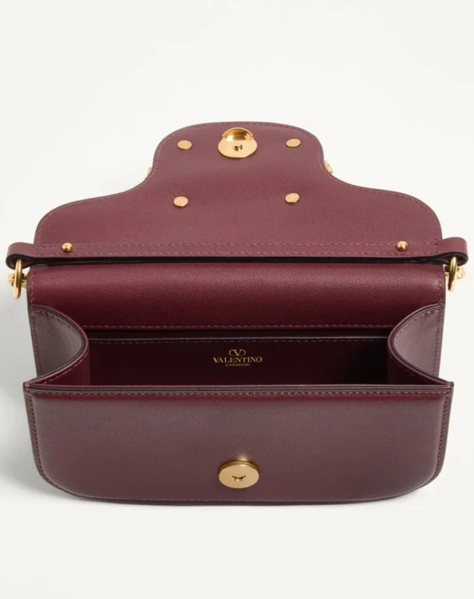 Geantă de umăr mică Valentino Garavani Locò din piele de vițel cu logo bijuterie Geantă de umăr mică Valentino Garavani Locò din piele de vițel cu logo bijuterie