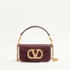 Geantă de umăr mică Valentino Garavani Locò din piele de vițel cu logo bijuterie Geantă de umăr mică Valentino Garavani Locò din piele de vițel cu logo bijuterie