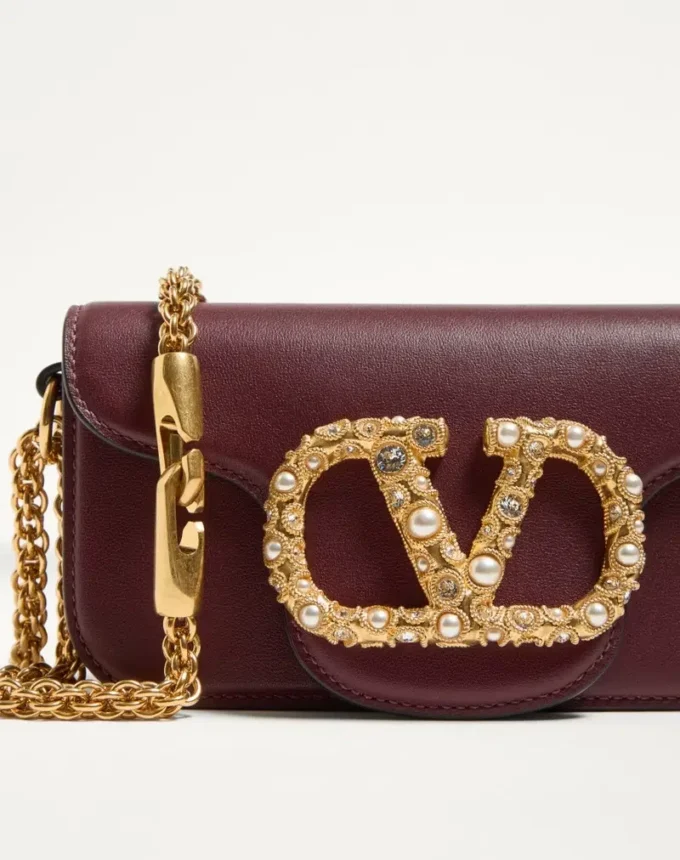 Geantă de umăr mică Valentino Garavani Locò din piele de vițel cu logo bijuterie Geantă de umăr mică Valentino Garavani Locò din piele de vițel cu logo bijuterie