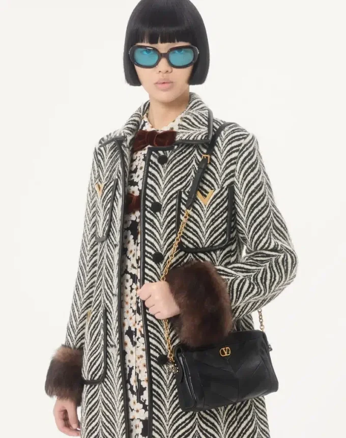 Geantă de umăr mică Valentino Garavani Panthea din piele nappa cu model chevron Geantă de umăr mică Valentino Garavani Panthea din piele nappa cu model chevron