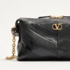 Geantă de umăr mică Valentino Garavani Panthea din piele nappa cu model chevron Geantă de umăr mică Valentino Garavani Panthea din piele nappa cu model chevron