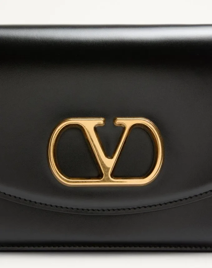 Geantă de umăr mică Valentino Garavani Vain din piele de vițel lucioasă Geantă de umăr mică Valentino Garavani Vain din piele de vițel lucioasă