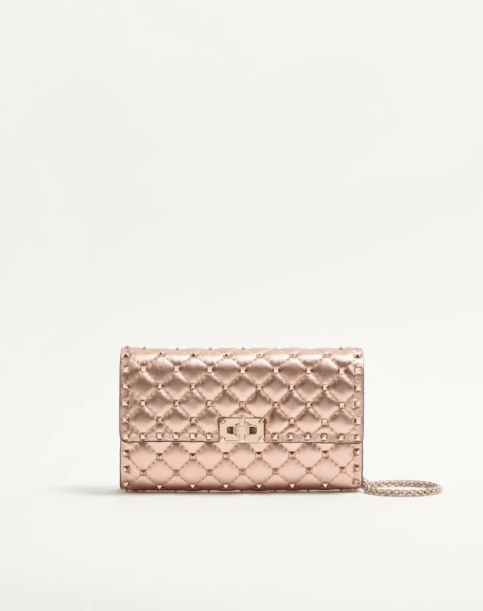 Geantă de umăr Valentino Garavani Rockstud Spike din piele nappa laminată Geantă de umăr Valentino Garavani Rockstud Spike din piele nappa laminată
