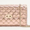 Geantă de umăr Valentino Garavani Rockstud Spike din piele nappa laminată Geantă de umăr Valentino Garavani Rockstud Spike din piele nappa laminată