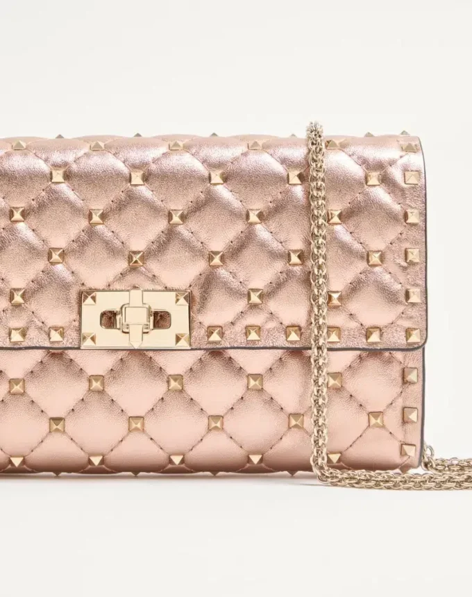 Geantă de umăr Valentino Garavani Rockstud Spike din piele nappa laminată Geantă de umăr Valentino Garavani Rockstud Spike din piele nappa laminată
