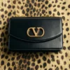 Geantă de umăr Valentino Garavani Vain din piele de vițel lucioasă Geantă de umăr Valentino Garavani Vain din piele de vițel lucioasă