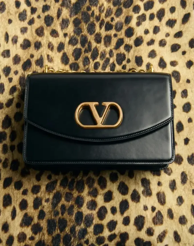 Geantă de umăr Valentino Garavani Vain din piele de vițel lucioasă Geantă de umăr Valentino Garavani Vain din piele de vițel lucioasă