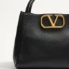 Geantă medie Valentino Garavani Alltime din piele de vițel granulată Geantă medie Valentino Garavani Alltime din piele de vițel granulată