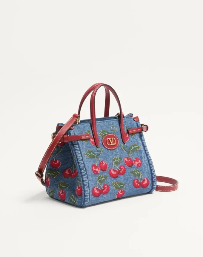 Geantă mică de cumpărături Valentino Garavani Antibes din denim cu broderie Cherryfic
