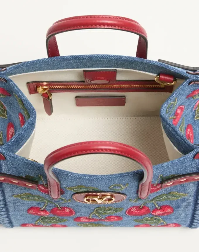 Geantă mică de cumpărături Valentino Garavani Antibes din denim cu broderie Cherryfic