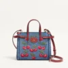 Geantă mică de cumpărături Valentino Garavani Antibes din denim cu broderie Cherryfic