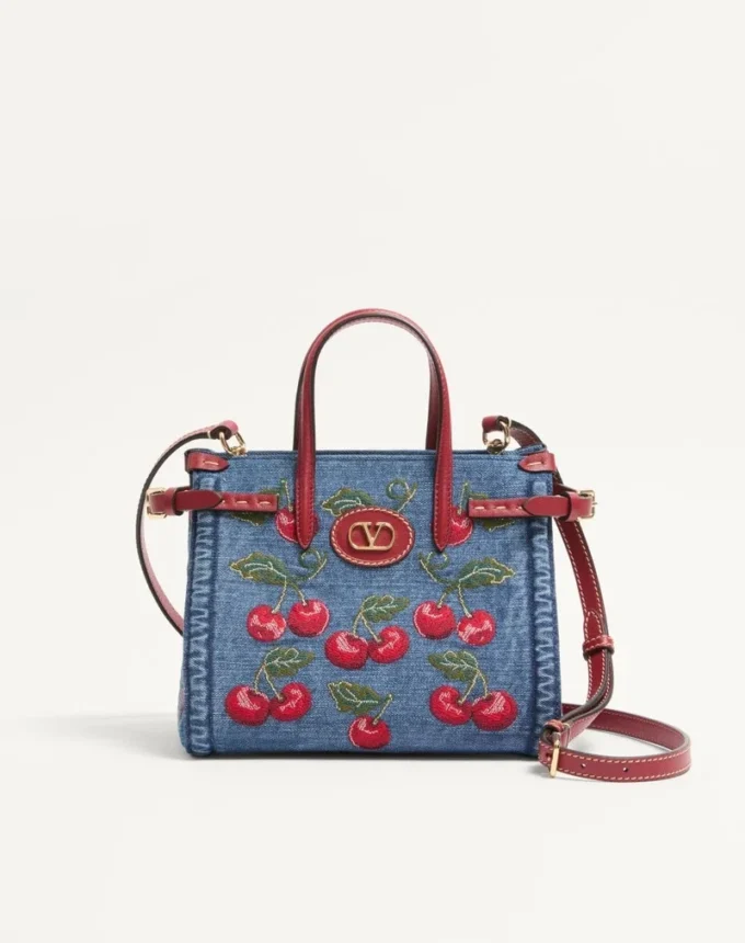 Geantă mică de cumpărături Valentino Garavani Antibes din denim cu broderie Cherryfic