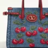 Geantă mică de cumpărături Valentino Garavani Antibes din denim cu broderie Cherryfic