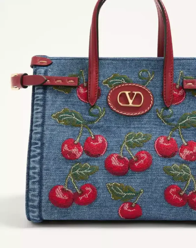 Geantă mică de cumpărături Valentino Garavani Antibes din denim cu broderie Cherryfic