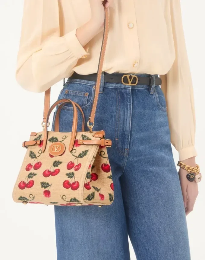 Geantă mică de cumpărături Valentino Garavani Antibes din rafie jacquard cu model Cherryfic