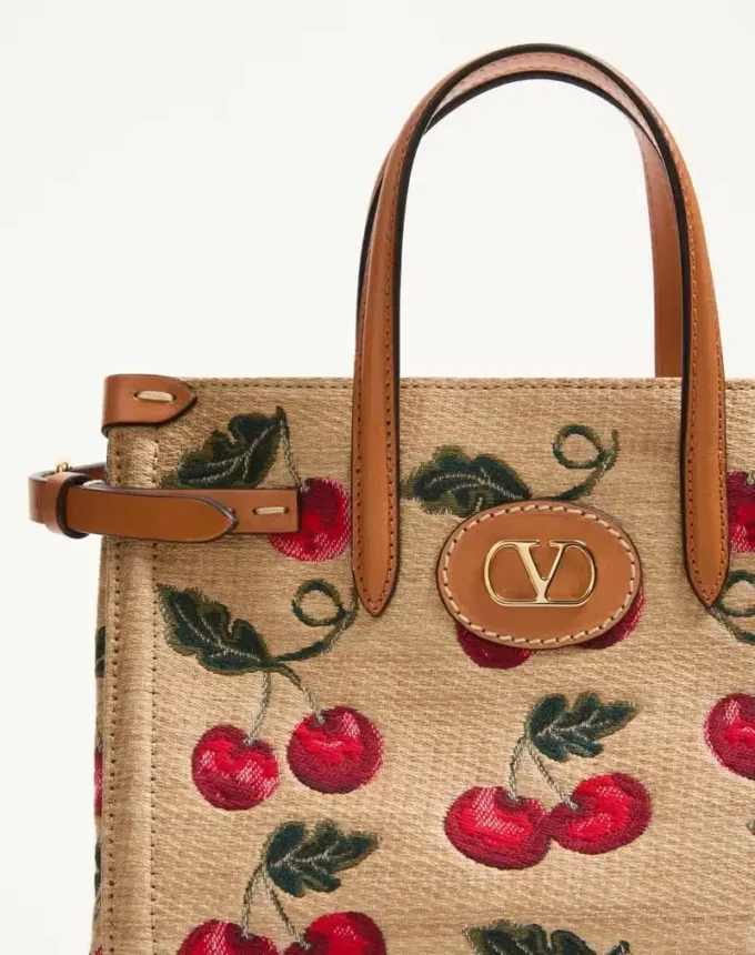 Geantă mică de cumpărături Valentino Garavani Antibes din rafie jacquard cu model Cherryfic
