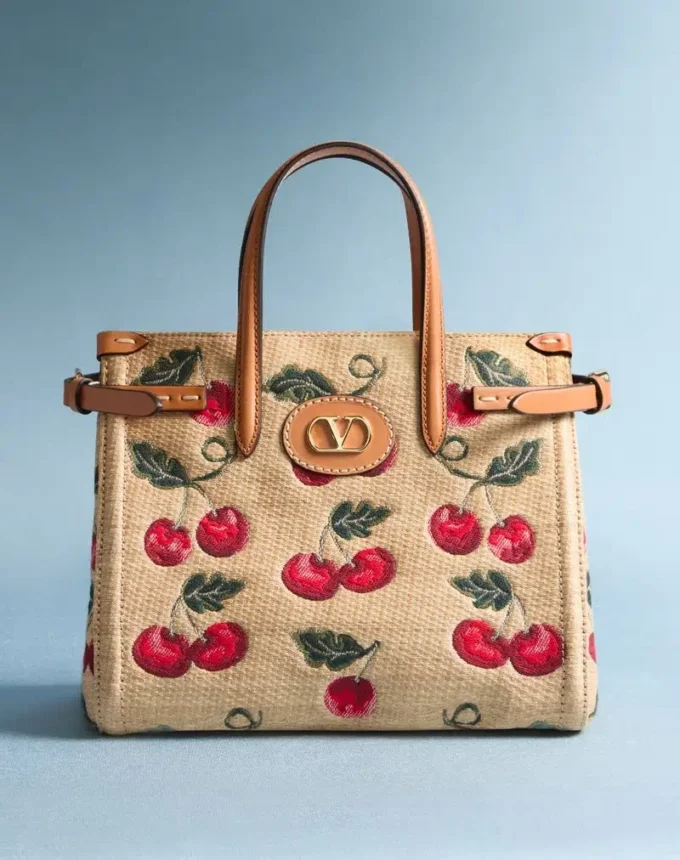 Geantă mică de cumpărături Valentino Garavani Antibes din rafie jacquard cu model Cherryfic