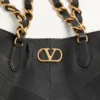Geantă mică de cumpărături Valentino Garavani Laseine din piele nappa cu model chevron