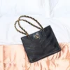 Geantă mică de cumpărături Valentino Garavani Laseine din piele nappa cu model chevron