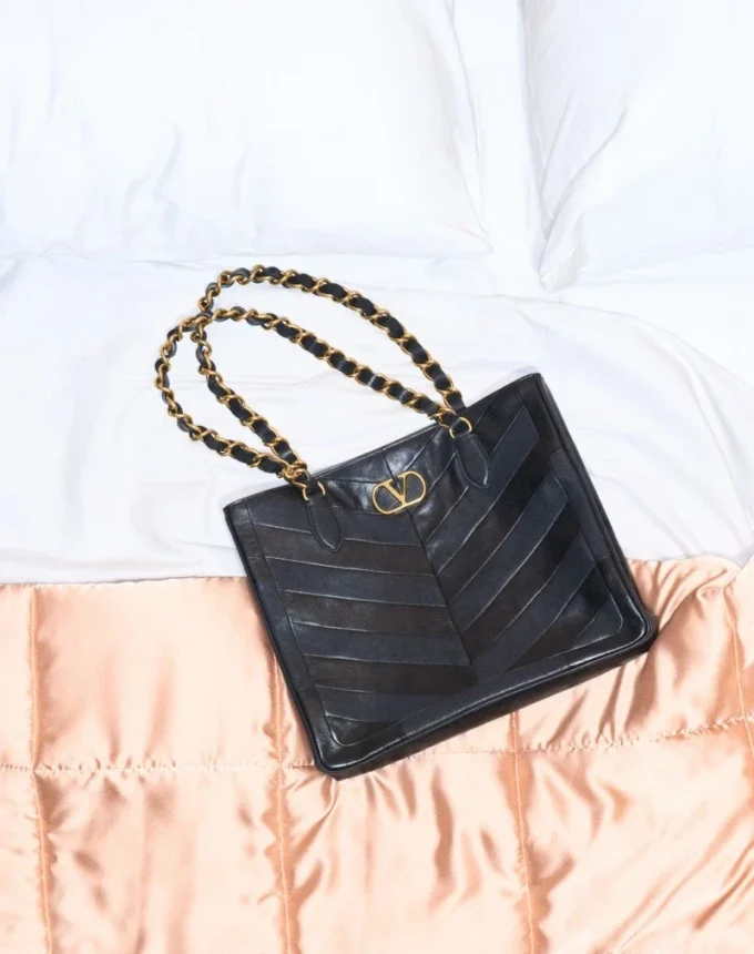 Geantă mică de cumpărături Valentino Garavani Laseine din piele nappa cu model chevron