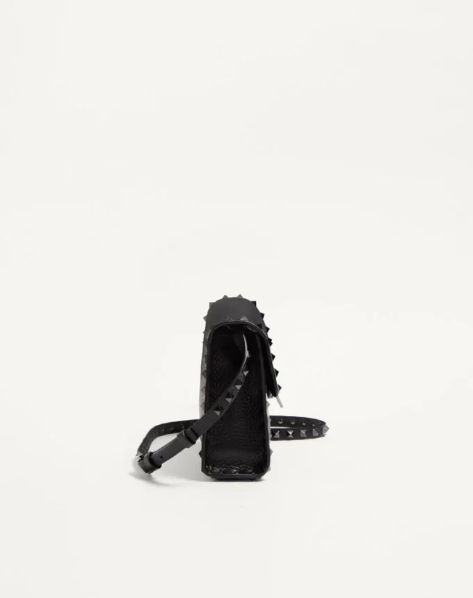 Geantă mică de umăr Rockstud din piele de vițel granulată Geantă mică de umăr Rockstud din piele de vițel granulată