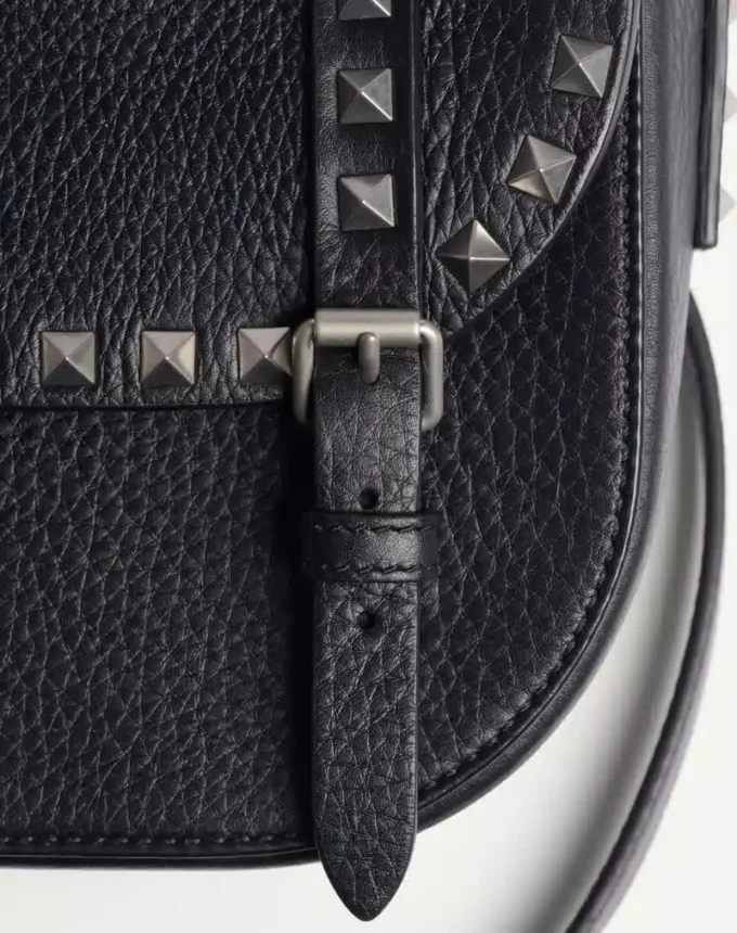 Geantă mică de umăr Rockstud din piele de vițel granulată Geantă mică de umăr Rockstud din piele de vițel granulată