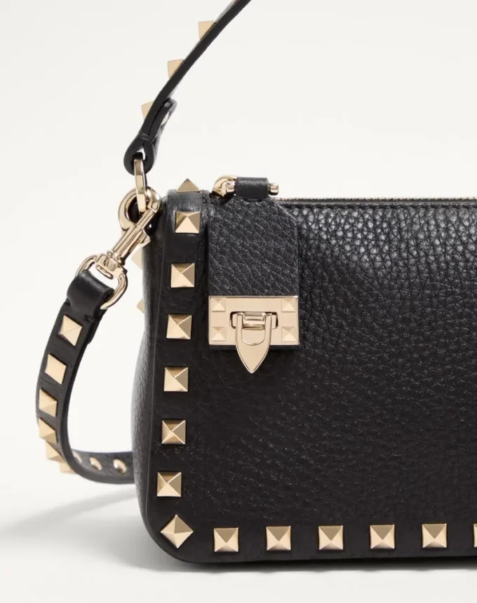 Geantă mică de umăr Rockstud din piele de vițel granulată Geantă mică de umăr Rockstud din piele de vițel granulată