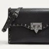 Geantă mică de umăr Rockstud din piele de vițel granulată Geantă mică de umăr Rockstud din piele de vițel granulată