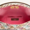 Geantă mică de umăr Valentino Garavani DeVain cu broderie Rhombelle. Geantă mică de umăr Valentino Garavani DeVain cu broderie Rhombelle.