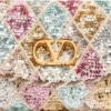 Geantă mică de umăr Valentino Garavani DeVain cu broderie Rhombelle. Geantă mică de umăr Valentino Garavani DeVain cu broderie Rhombelle.