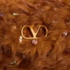 Geantă mică de umăr Valentino Garavani DeVain din blană de miel cu strasuri. Geantă mică de umăr Valentino Garavani DeVain din blană de miel cu strasuri.