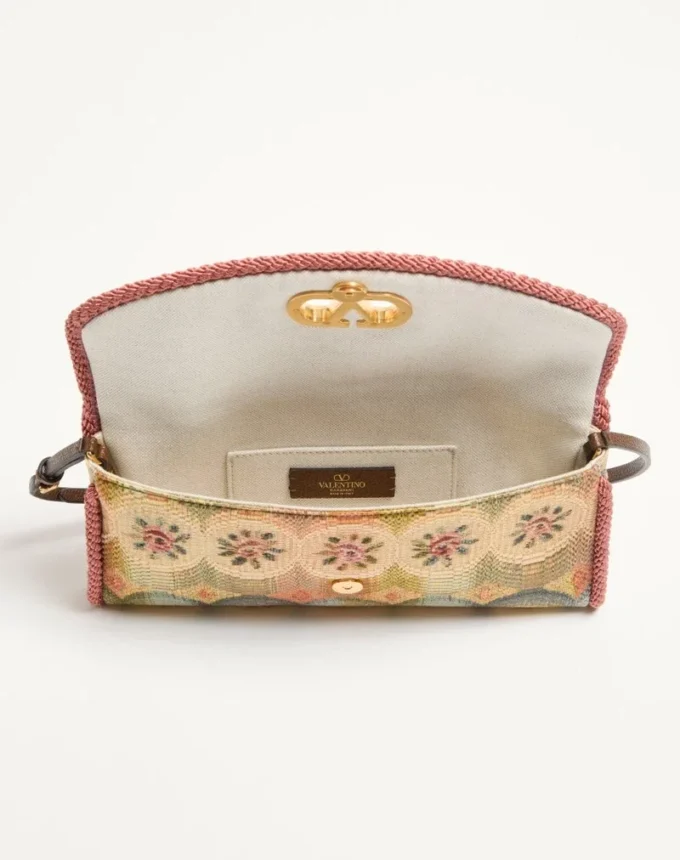 Geantă mică de umăr Valentino Garavani DeVain din țesătură Jacquard Apres L’Hiver Geantă mică de umăr Valentino Garavani DeVain din țesătură Jacquard Apres L’Hiver