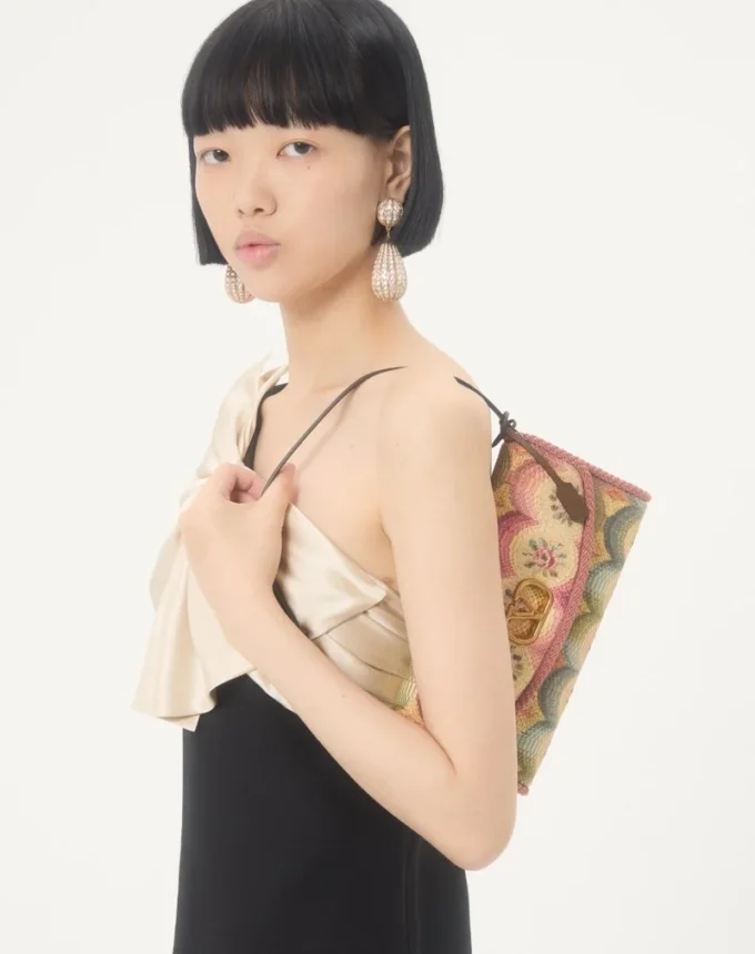 Geantă mică de umăr Valentino Garavani DeVain din țesătură Jacquard Apres L’Hiver Geantă mică de umăr Valentino Garavani DeVain din țesătură Jacquard Apres L’Hiver