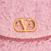 Geantă mică de umăr Valentino Garavani DeVain din țesătură jacquard cloqué. Geantă mică de umăr Valentino Garavani DeVain din țesătură jacquard cloqué.