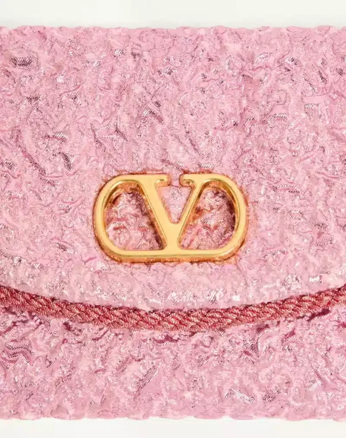 Geantă mică de umăr Valentino Garavani DeVain din țesătură jacquard cloqué. Geantă mică de umăr Valentino Garavani DeVain din țesătură jacquard cloqué.