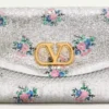 Geantă mică de umăr Valentino Garavani DeVain din țesătură jacquard florală lurex Geantă mică de umăr Valentino Garavani DeVain din țesătură jacquard florală lurex