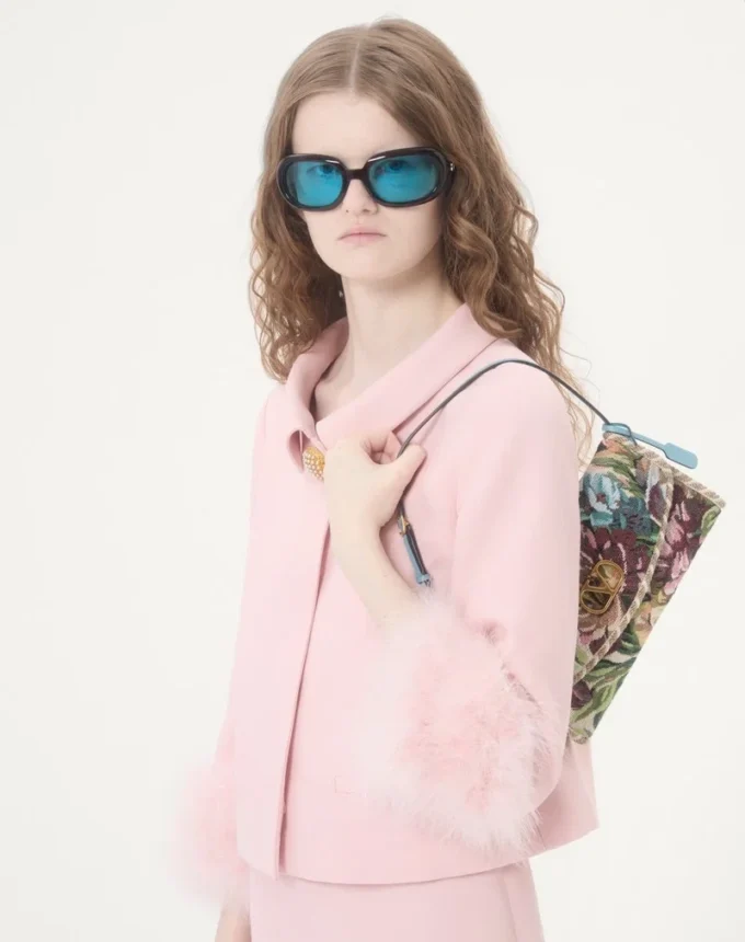 Geantă mică de umăr Valentino Garavani DeVain din țesătură jacquard Voyage Imaginaire Geantă mică de umăr Valentino Garavani DeVain din țesătură jacquard Voyage Imaginaire