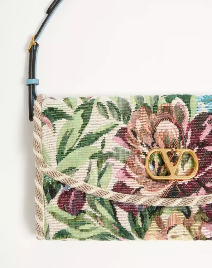 Geantă mică de umăr Valentino Garavani DeVain din țesătură jacquard Voyage Imaginaire Geantă mică de umăr Valentino Garavani DeVain din țesătură jacquard Voyage Imaginaire