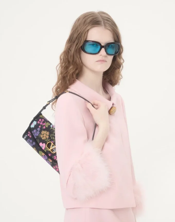Geantă mică de umăr Valentino Garavani DeVain din țesătură moiré cu imprimeu floral Geantă mică de umăr Valentino Garavani DeVain din țesătură moiré cu imprimeu floral