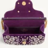 Geantă mică de umăr Valentino Garavani Locò brodată cu logo-ul Jewel Geantă mică de umăr Valentino Garavani Locò brodată cu logo-ul Jewel