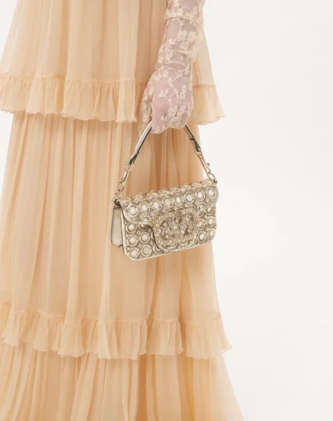 Geantă mică de umăr Valentino Garavani Locò brodată cu logo-ul Jewel Geantă mică de umăr Valentino Garavani Locò brodată cu logo-ul Jewel