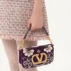 Geantă mică de umăr Valentino Garavani Locò brodată cu logo-ul Jewel Geantă mică de umăr Valentino Garavani Locò brodată cu logo-ul Jewel