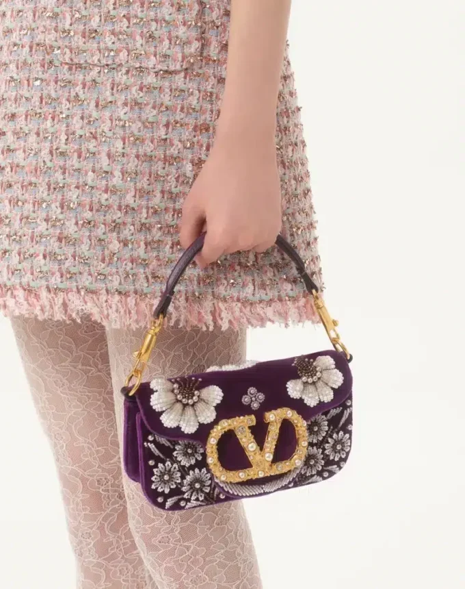 Geantă mică de umăr Valentino Garavani Locò brodată cu logo-ul Jewel Geantă mică de umăr Valentino Garavani Locò brodată cu logo-ul Jewel